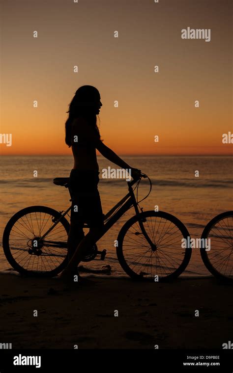 Silhouette Der Frau Auf Seinem Fahrrad Am Strand Stockfotografie Alamy