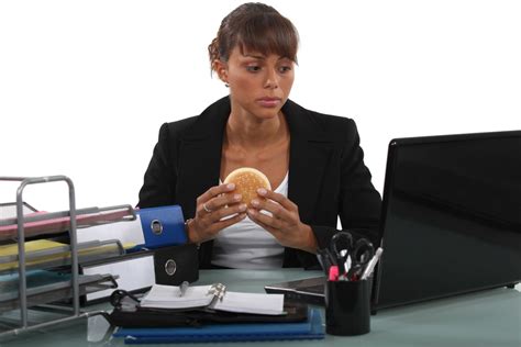 4 Reasons You Should Stop Eating Lunch At Your Desk Or Workstation