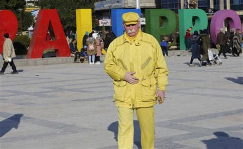 Aleppos Mysterious Yellow Man Refuses To Reveal Why He Wears Only