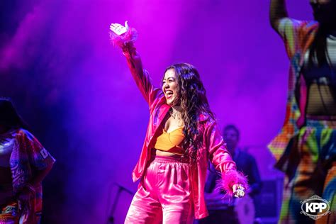 Neha Kakkar Indias 1 Female Singer Performs For Hundreds Of Screaming Fans At Hard Rock Live