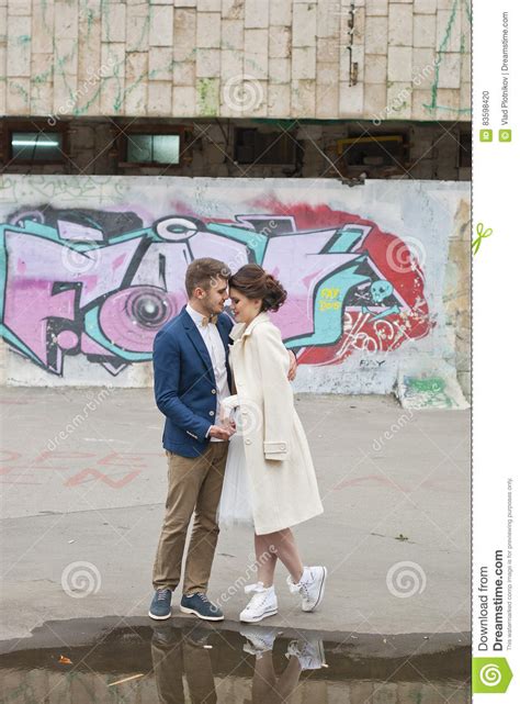 Das perfekte hochzeitskleid für jede frau. Gerade Verheiratete Liebevolle Hippie-Paare Im ...