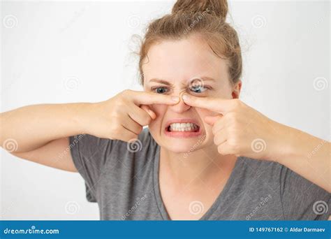 Młoda Caucasian Kobieta Gniesie Krostę Na Jej Nosie śmieszny Wyraz Twarzy Zdjęcie Stock Obraz