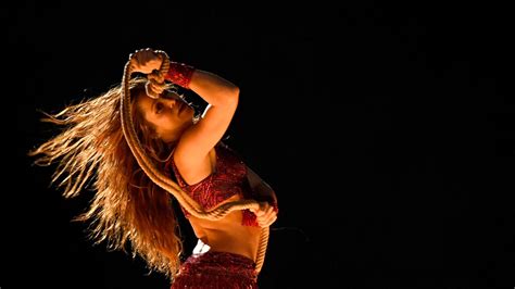 Shakira En El Super Bowl 2020 ¿qué Significa Su Baile Vogue