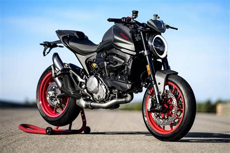 The ducati monster 1200 has a seating height of 820 mm and kerb weight of 211 kg. India-Bound 2021 Ducati Monster Range Unveiled