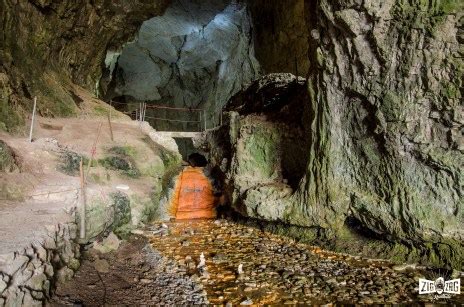 The unguru mare cave impresses through the grandeur of the underground space and the historical load of the vestiges discovered here, the cave. Pestera Unguru Mare din Bihor chiar ca are gura mare