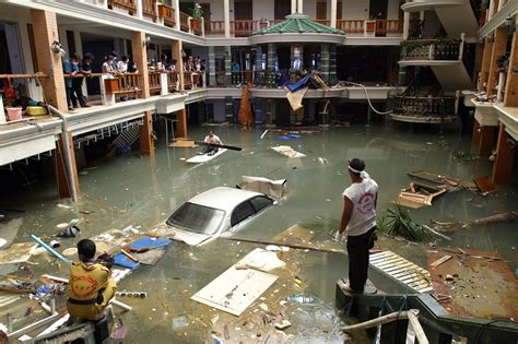 Prosince 2004 (07:58:53 místního času) postihlo oblast západního pobřeží indonéského ostrova sumatra, následované vlnou tsunami.zemětřesení bylo způsobené subdukcí části indické tektonické desky pod barmskou tektonickou desku, což způsobilo vlnu sérii ničivých vln. Cadáveres del tsunami del 2004 siguen a la deriva 12 años ...
