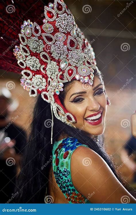 Ella Tiene Esa Belleza Fascinante Retrato De Una Bailarina De Samba Actuando En Un Carnaval