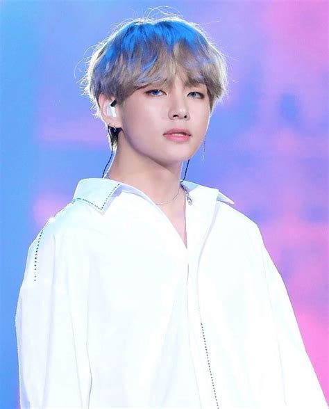 Want to discover art related to taehyung? Taehyung de BTS ofrece consejos y ayuda a fans que pasan ...