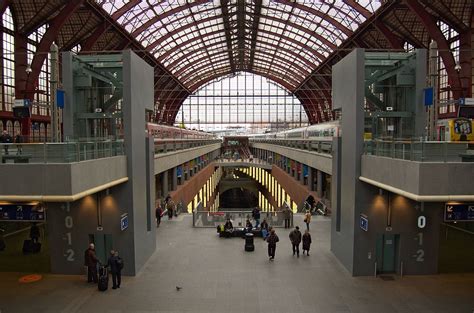 Walking in and around antwerp central railway station. AMSTERDAM' IN KOMŞULARI