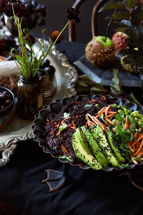 To keep children safe, many parents these days are deciding to throw a halloween party for them instead of taking them out trick or treating. Eine böse wunderschöne Halloween Dinner Party - # böse ...