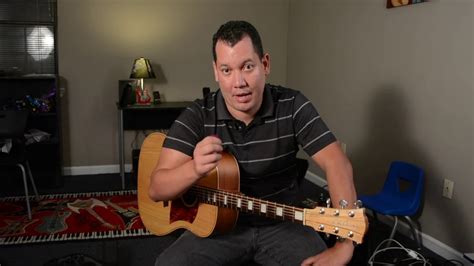 Do you know how to hold a guitar pick properly? How to hold a guitar pick - YouTube