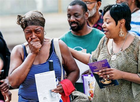 Fans Pour Into Detroit To Pay Final Respects To Aretha Franklin At