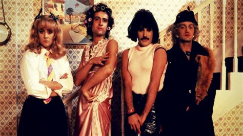 It's strange but it's true i can't get over the way you love me like you do but i have to be sure when i walk out that door oh how i want to be free, baby oh how i want to be free oh how i want to break free. "I Want to Break Free": la storia del videoclip dei Queen ...