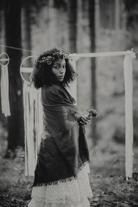 Second hand brautkleider | suchst du nach einem günstigen, aber dennoch qualitativ hochwertigem brautkleid? Bohemian Inspiration im Wald | Hochzeit wald, Brautkleid ...