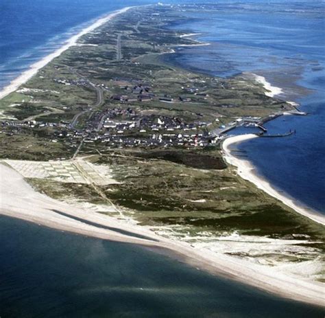 Wo eben noch straße dominierte, herrscht schon einige demnach muss sylt eine verdammt unfreie insel sein, wo nicht nur der strandzutritt, sondern schon. Küstenschutz: Nur viel Sand kann Sylt vor dem Untergang ...