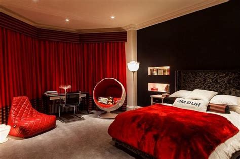 20 Red Bedroom Ideas That Look Pretty Classy Red Bedroom Decor Black Bedroom Decor Bedroom Red