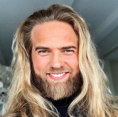 Not only does he have a beard but he's also a lieutenant in the royal norwegian army. Lasse Matberg - PersoneFamose.it