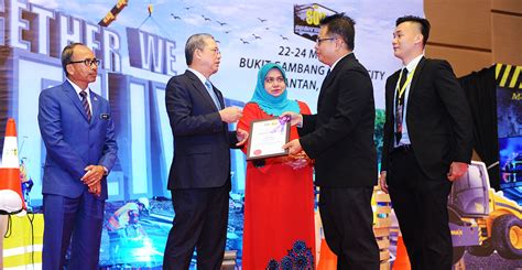 The main subject of this presentation is to create a clear understanding on vframe building system, industrialised building system (ibs) and its score principles. Anugerah Kontraktor Cemerlang (Johan) 2017 by Jabatan ...