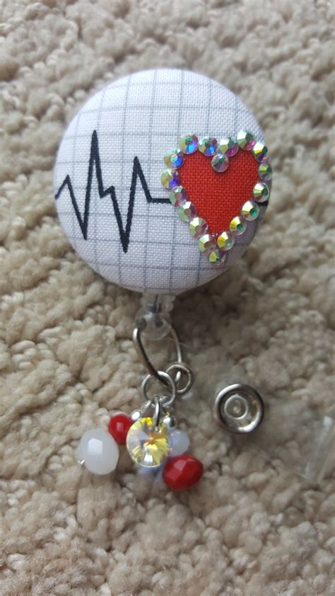 Este título va dedicado a todos los que, en todo este tiempo, han tenido siempre una palabra de aliento, de ánimo y, por qué no decirlo, una lagrima para el villarreal. Pin by Amalia Villarreal on badges | Badge, Accessories ...