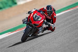 The new ducati superleggera v4 is the best that contemporary motorcycle engineering can superleggera v4 is the ultimate expression of ducati's research on the most exclusive materials. 2020 Ducati Superleggera V4 First Look (14 Fast Facts + 55 ...