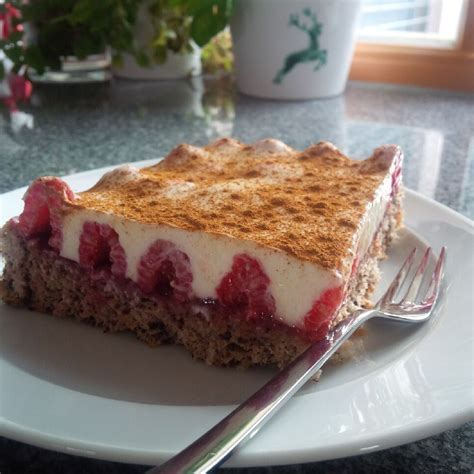 6.) schneide aus einem dicken blatt papier ein dreieck aus, lege dieses beiseite und platziere die verbliebene schablone vorsichtig auf den kuchen. Himbeerkuchen Rezept - ein Sommertraum