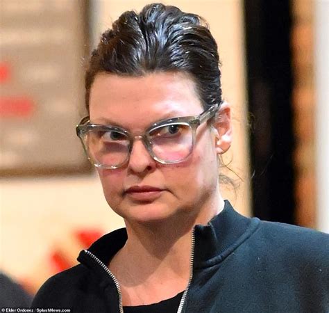 Linda Evangelista Seen Without A Face Mask After A Fat Freezing