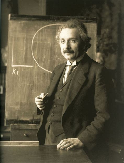 De 1915 Albert Einstein Publica La Teoría General De La Relatividad