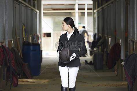 马场里穿着马术服装的年轻女性高清图片下载 正版图片502095844 摄图网