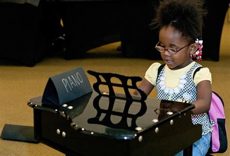 Little Black Girl Playing The Piano Fotografie Stock E Altre Immagini
