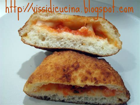 Trova sulla mappa e chiama per prenotare un tavolo. Vissi d'arte... e di cucina: Panzerotti - Milanese Street Food