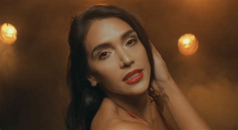 youtube viral vania bludau reaparece más sensual que nunca en video musical peru famosos