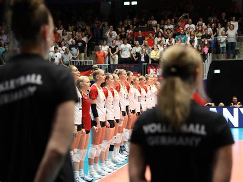 Zwei Niederlagen Bei Der Heim Em Deutsche Volleyballerinnen Verlieren Wichtige Punkte In Der