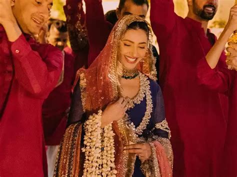 Watch Mahira Khan Dances To Maahi Ve During Her Pre Wedding