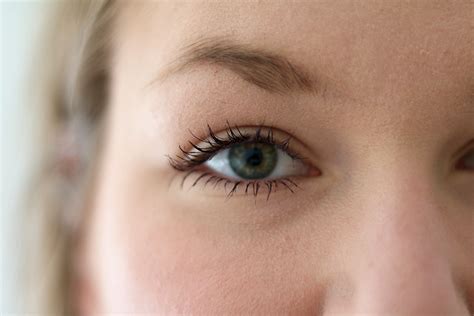 I have used dr hauschka regular mascara for quite a few years without any problems and loved it. Review: Dr. Hauschka Volume Mascara (in de kleur paars ...