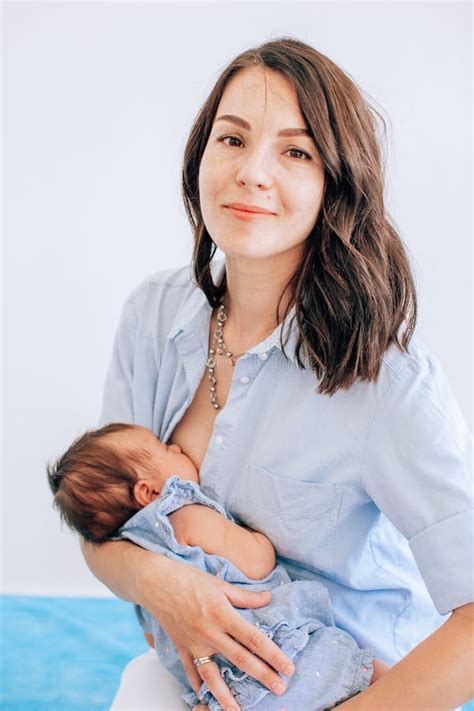 Jonge Moeder Houdt Haar Pasgeboren Kind Vast Mam Dat Borstvoeding Geeft Nursery Interior