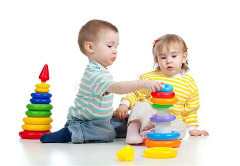 Deux Petits Enfants Jouant Avec Des Jouets De Couleur Image Stock