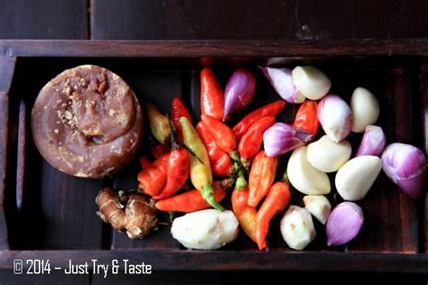 Dan saya menjawab saya juga kurang tahu sebenarnya apa fungsinya apa, tetapi itulah seninya seorang anak it apa saja di buat, hahahah. Seblak Basah Ceker Ayam dan Bakso a la JTT | Just Try & Taste