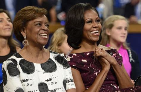 May 19, 2021 · barack obama hat sich in einem fernsehinterview über ufos geäußert. Barack Obama mit seiner Frau Michelle und den Töchtern ...