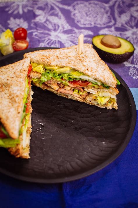 Club sandwich poulet -bacon et mayonnaise au basilic