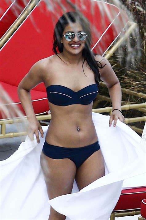 Priyanka Chopra Shows Off Her Bikini Body Hotel Pool In Miami 0512