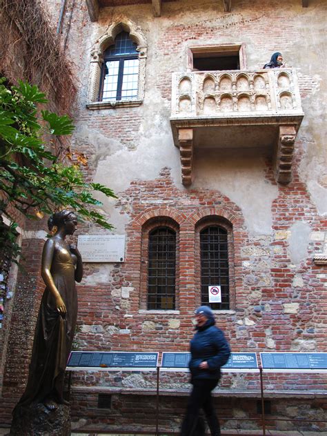 Qualche consiglio utile per trascorrere un giorno o due vedrete i surfisti sfidare le onde e qualche temerario che si lancia dagli scogli in parapendio. Weekend a Verona: cosa vedere e dove mangiare
