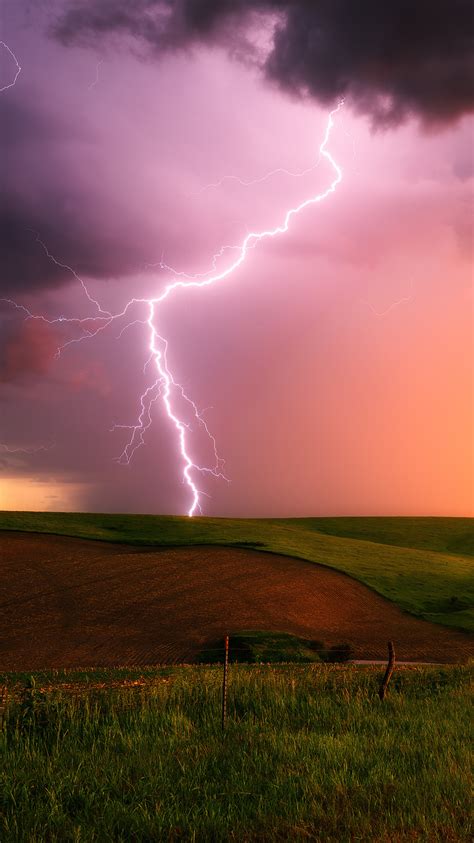 750x1334 Thunderstorm Lightning Bolt Striking Down At