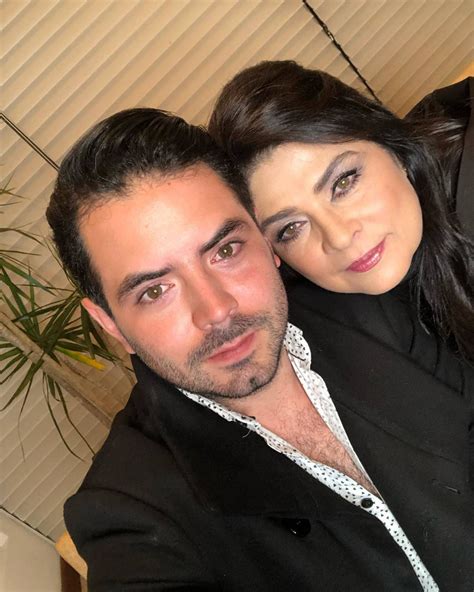 Sostuvo una relación amorosa con el actor eugenio derbez, con el cual engendró al también actor y conductor de un programa de radio josé eduardo derbez. El hijo de Victoria Ruffo recuerda la aparición de la ...