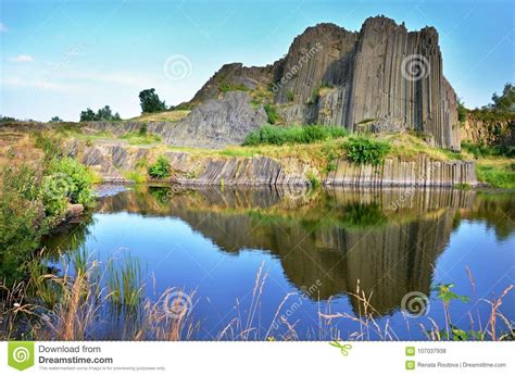 Tjeckien är ett land i centraleuropa. Basaltet Vaggar Det Namngav Organet, Tjeckien Arkivfoto ...