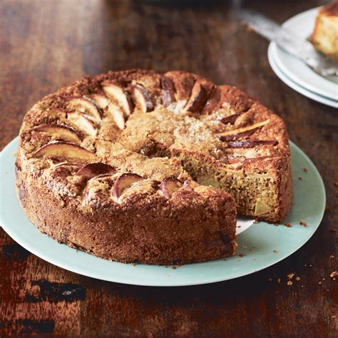 Äpfel schälen und in kleine würfel schneiden. Apfel-Roggen-Cidre-Kuchen von Gill Meller | CREME GUIDES