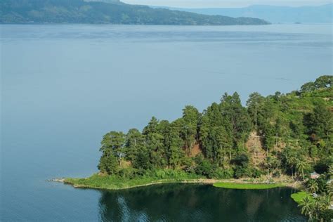 It is formed by a small underground river of the karo plateau that falls from a cave in the side of caldera of lake toba, some 120 metres (390 ft) down to lake level. Road to Sipiso-Piso Waterfall Near Lake Toba - Michelle ...