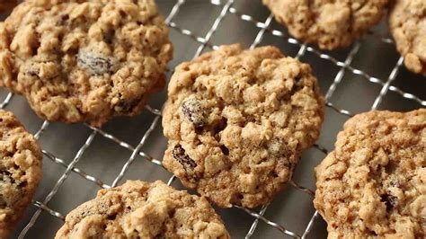 Plus free email series 5 of a classically trained chef. Chewy Oatmeal Raisin Cookies | Recipe (With images ...