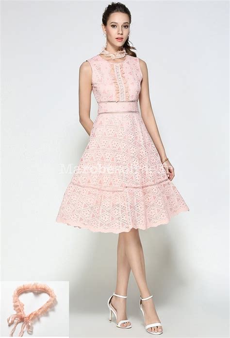 Robe de cérémonie en dentelle. Robe habillée rose poudré dentelle