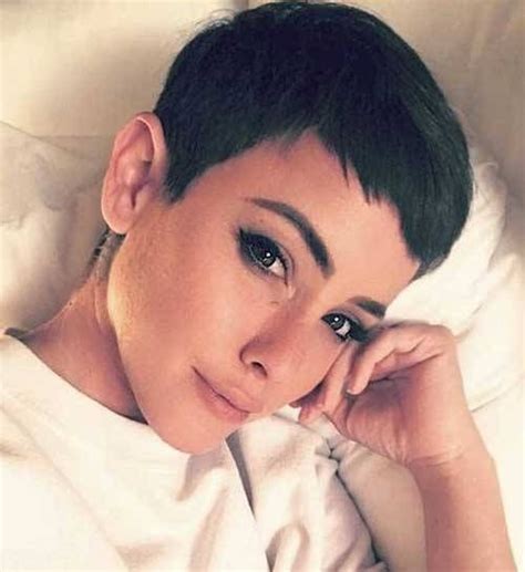 Krátké střihy dlouhé kudrnaté vlasy vlnité vlasy účesy z krátkých vlasů účesy pixie účesy pixie blonďaté účesy mikáda jemné vlasy new máme pro vás 50 tipů na nové dámské krátké účesy. 25+ Pixie Hairstyles for the Best View (With images ...