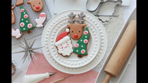 It's almost christmas time and i couldn't resist getting one more big the basics of royal icing consistency for cookie decorating you've made your icing, using this royal icing recipe and colored it, you're ready to. How to Decorate Simple Christmas Cookies with Royal Icing ...